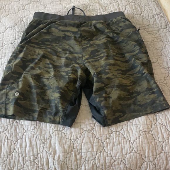 Men’s camo lululemon shorts - Picture 2 of 2
